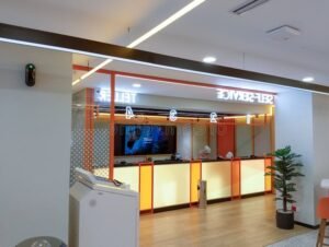 agence bancaire moderne avec clients accueillis 1