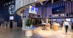 agence bancaire moderne avec clients et conseillers