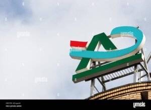 agence bancaire moderne avec logo credit agricole visible