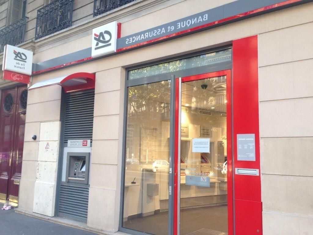 Quels services propose le Crédit Agricole près du Pont de l'Arc 1 agence bancaire moderne credit agricole pont arc