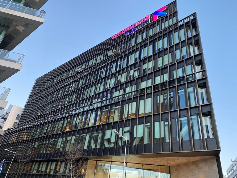 Quels services Boursorama Banque propose-t-elle à Boulogne-Billancourt 37 agence boursorama banque moderne a boulogne billancourt