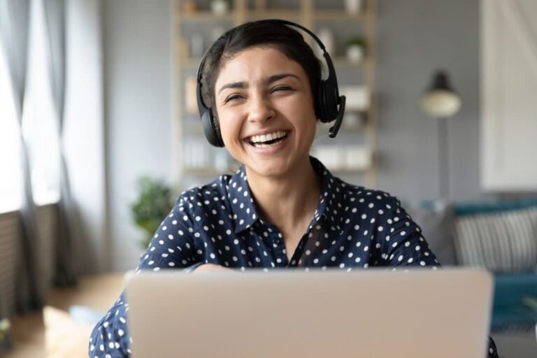 agent service client au telephone avec ordinateur