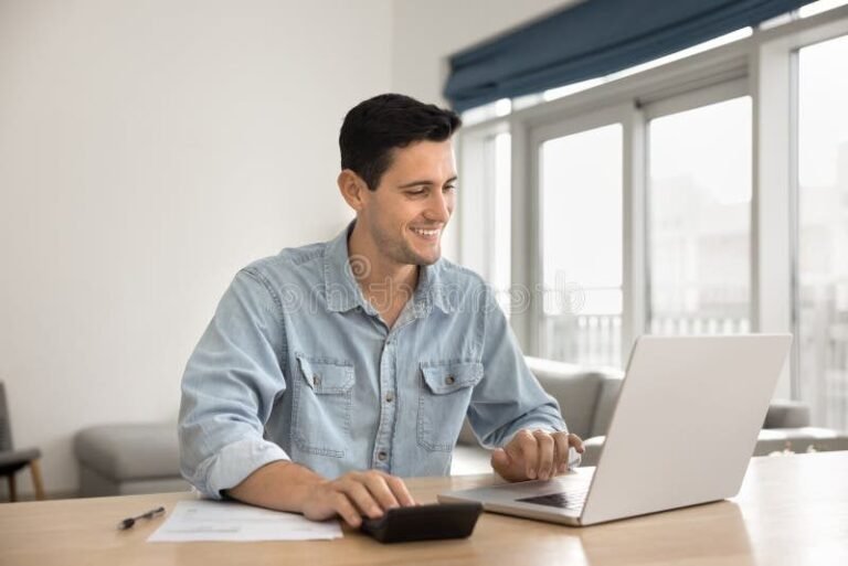 auto entrepreneur gerant finances avec ordinateur portable