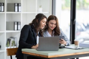 banquier conseillant client dans un bureau moderne