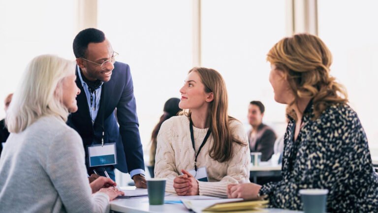 banquier discutant avec entrepreneur en entreprise moderne