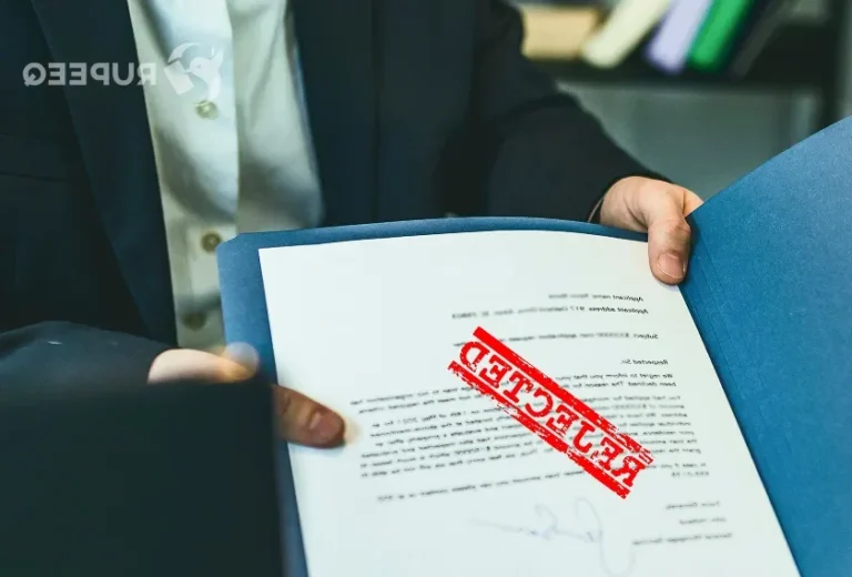 banquier hesitant devant dossier de pret