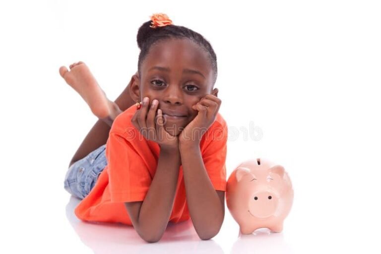 bebe souriant avec tirelire coloree