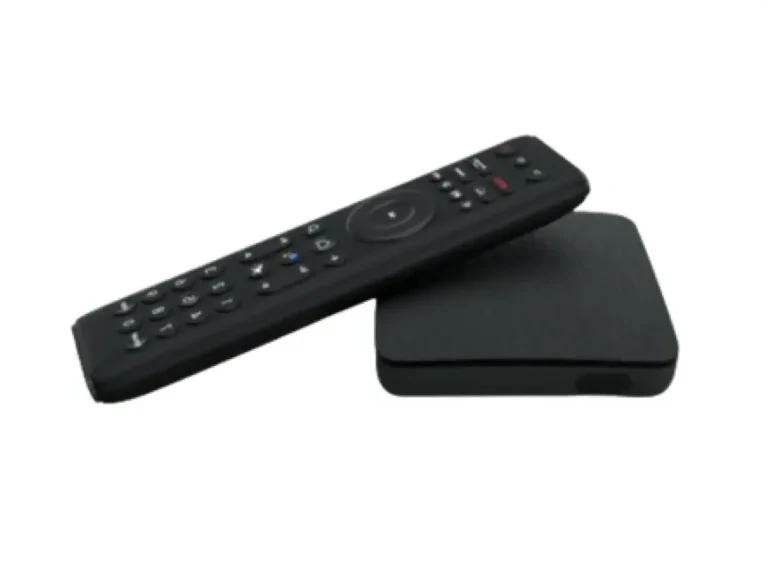 box internet sfr avec telecommande et tv allumee