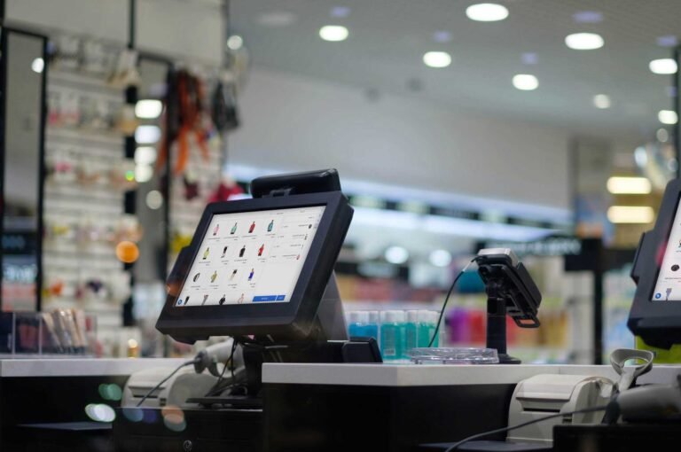 caisse enregistreuse moderne dans boutique active