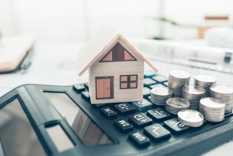 calculatrice avec maison miniature et monnaie