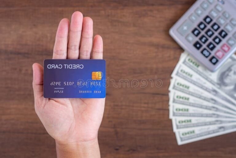 carte bancaire avec billets et calculatrice