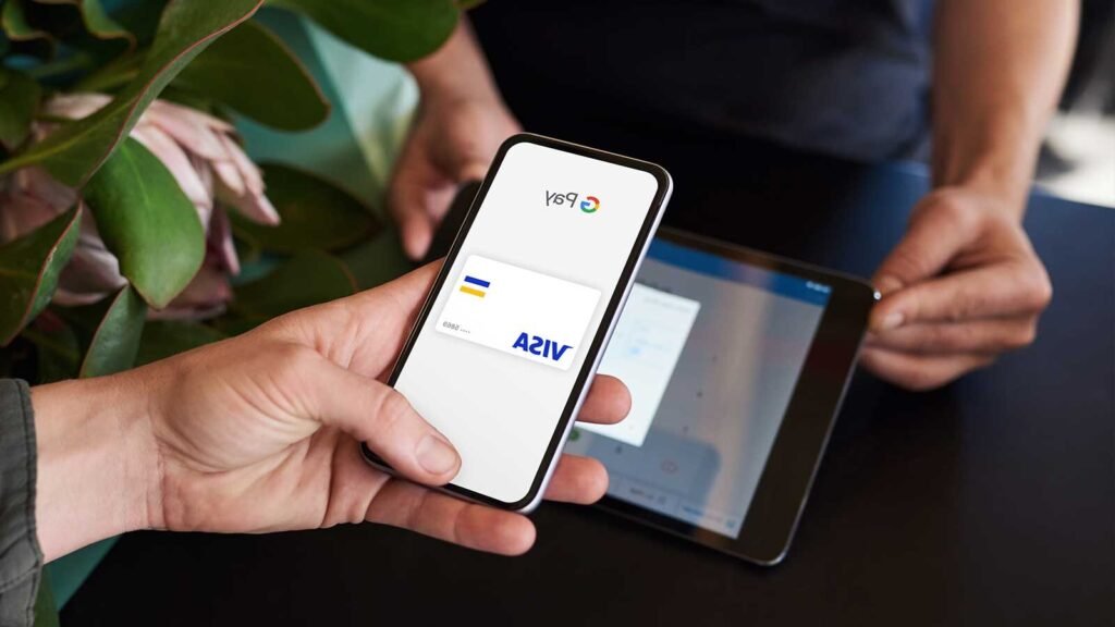 carte bancaire banque populaire et smartphone affichant google wallet