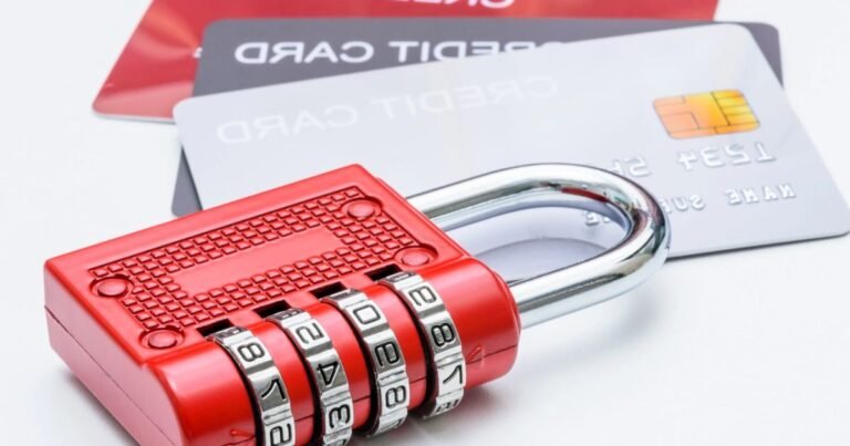 carte bancaire bloquee avec cadenas rouge 1