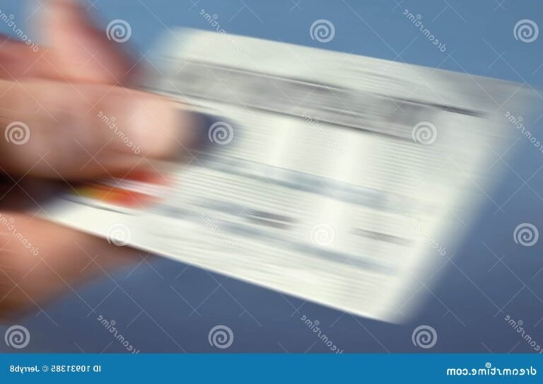 carte bancaire coupee avec fond flou banque