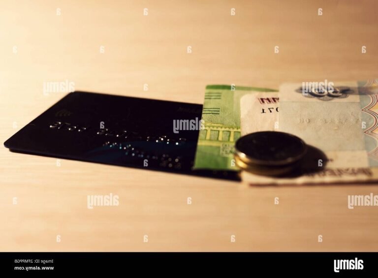 carte bancaire et argent liquide sur table