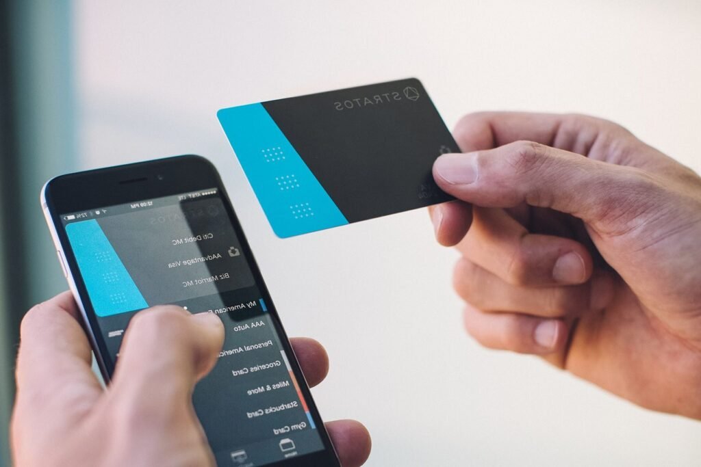 carte bancaire tenant un magazine numerique lumineux