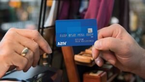 carte bancaire visa premier elegante en main
