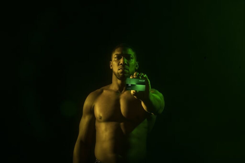 carte gold mastercard eclatante avec utilisateurs heureux