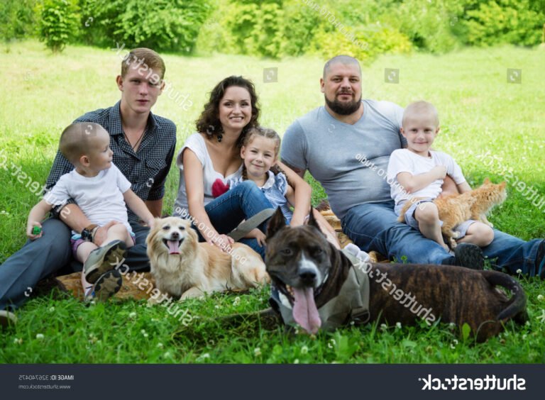 chien et chat heureux avec famille