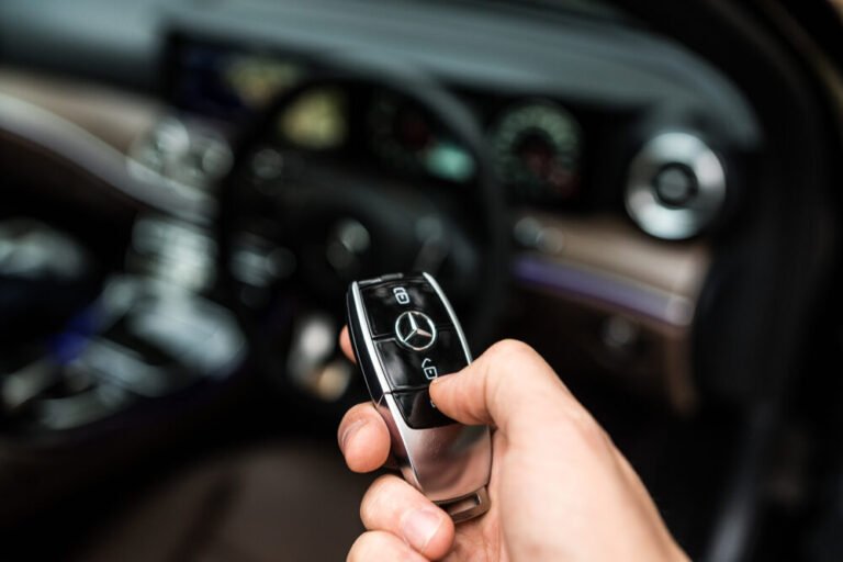 cle de voiture de luxe avec carte mastercard