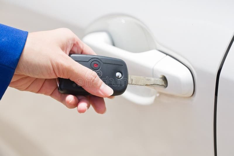 Comment Louer Une Voiture Avec La Société Générale Facilite-t-elle Le Processus 2 cle de voiture tenue par une main ouverte