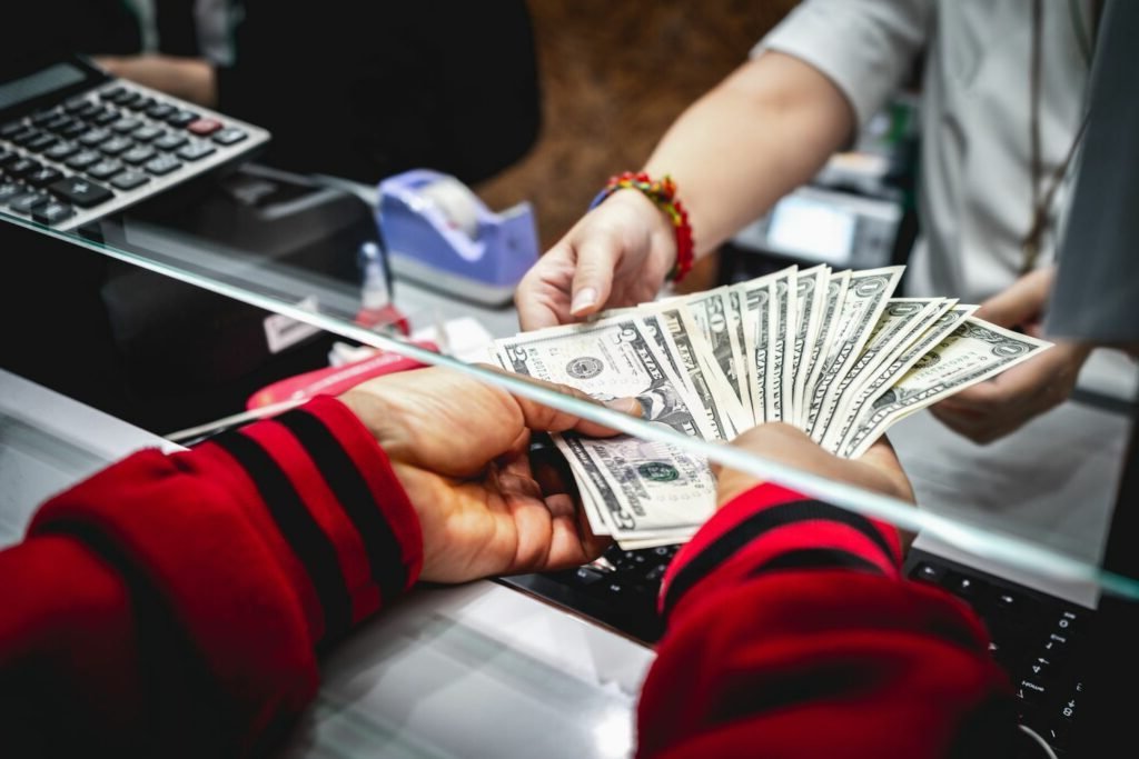 Comment effectuer un dépôt en espèces chez Hello Bank