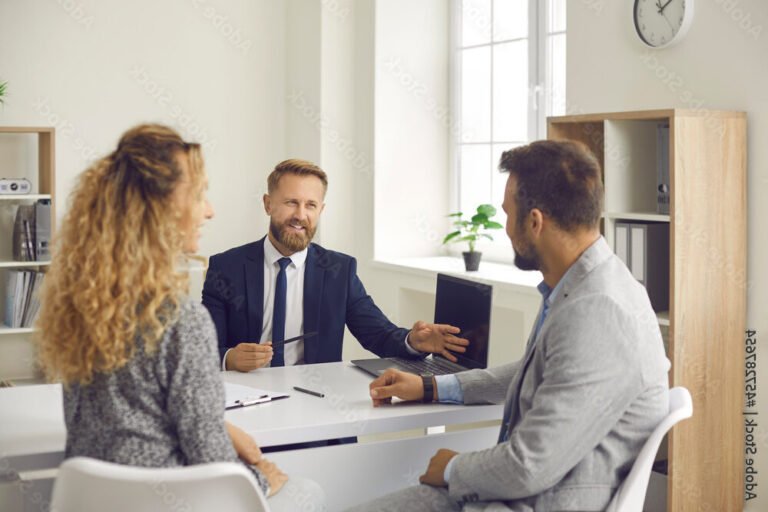 client discutant avec conseiller bancaire en agence