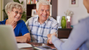 client discutant avec conseiller bancaire postale