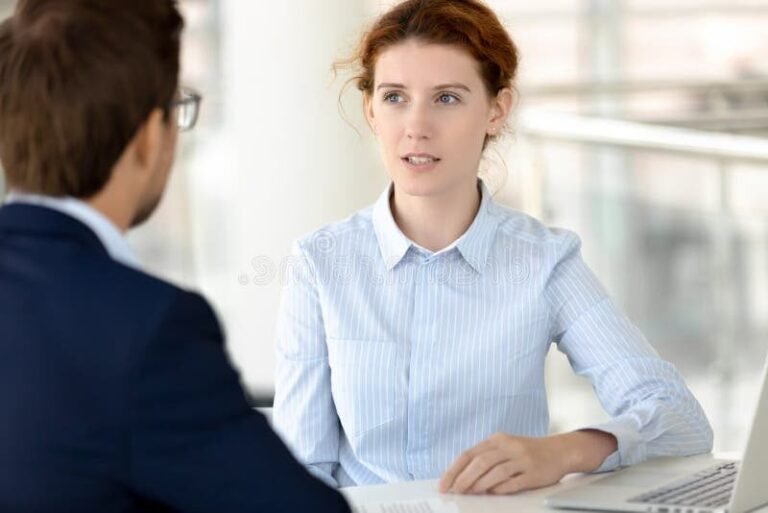 client discutant avec conseiller bancaire serieux