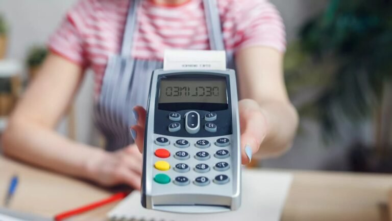 client frustre devant ecran banque refus credit