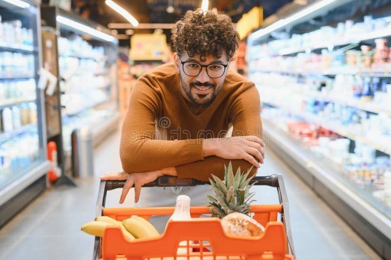 client heureux avec panier dachats rempli