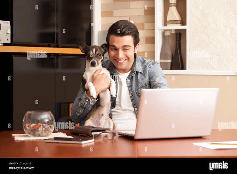 client heureux avec son chien et laptop