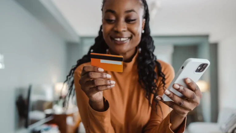 client heureux consultant banque en ligne mobile