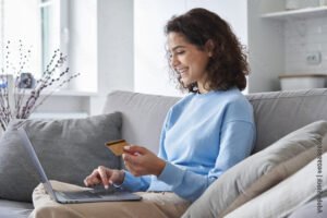 client heureux utilisant credit personnel numerique