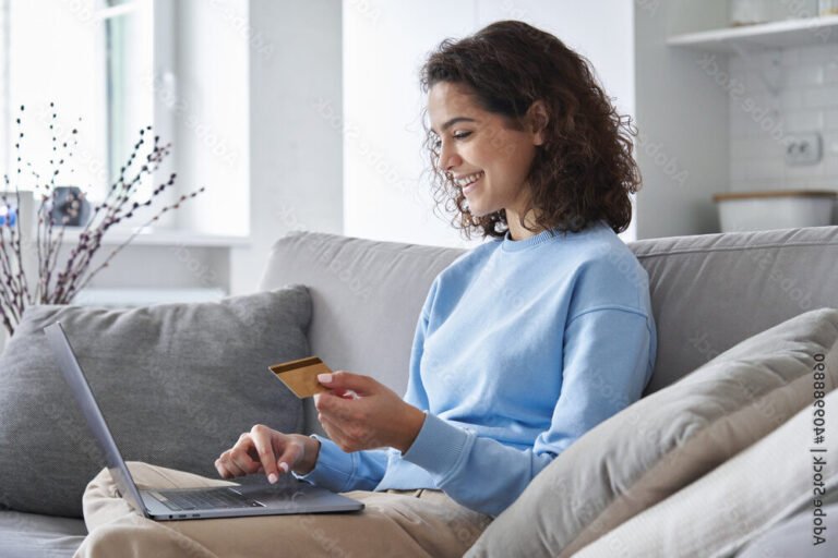 client heureux utilisant credit personnel numerique