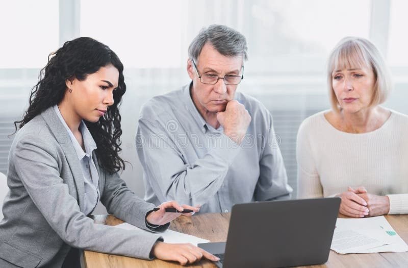 client mecontent discutant avec conseiller bancaire