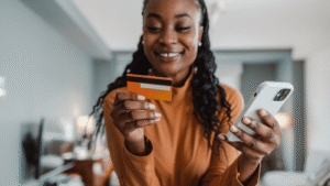 client satisfait utilisant application bancaire mobile