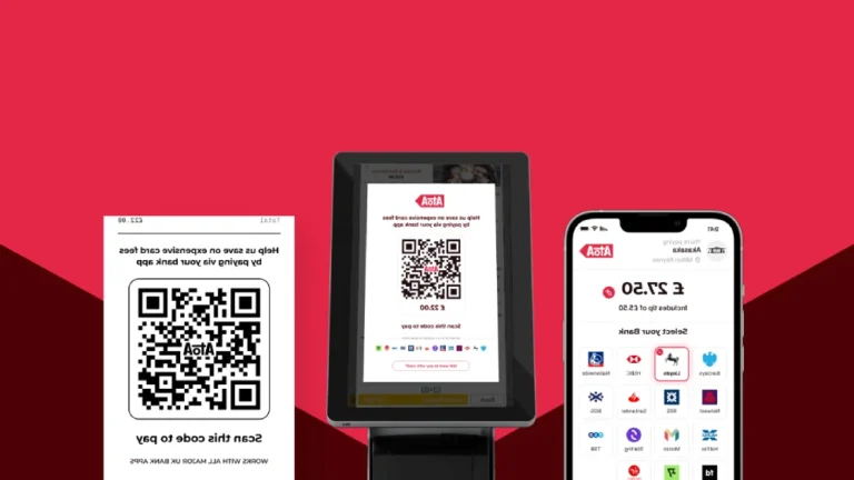 Comment Payer Avec Un QR Code En Toute Sécurité Et Facilité 15 client scannant qr code pour paiement securise