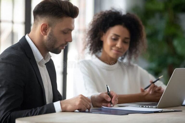 client signant contrat pret bancaire moderne