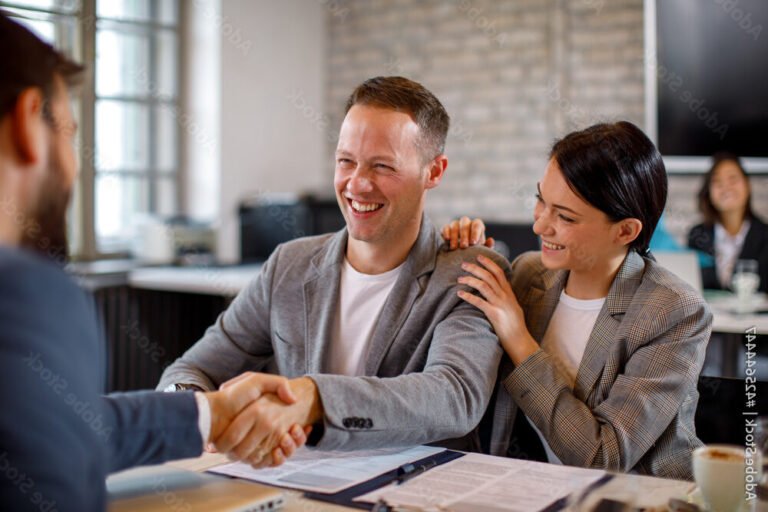 client souriant discutant avec un conseiller bancaire
