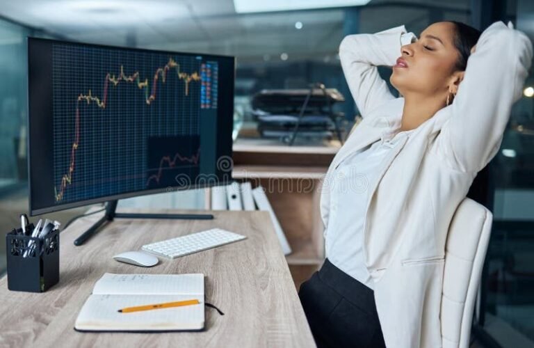 client stresse devant ecran dordinateur bancaire