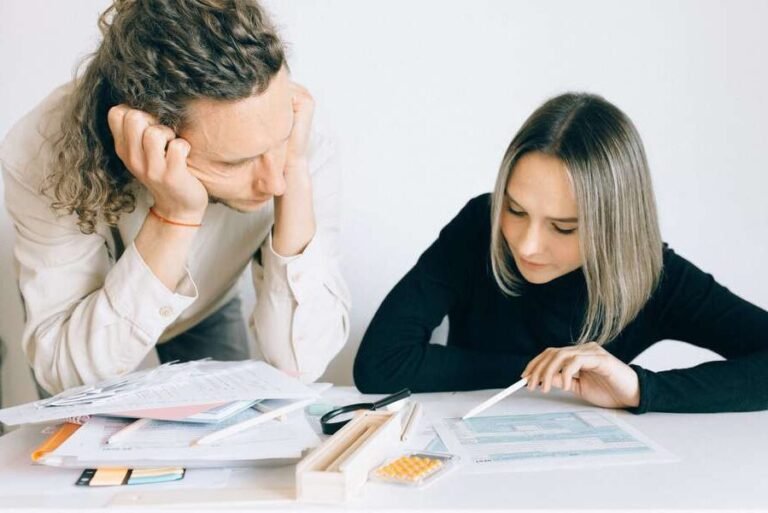 Quels Sont Les Avis Des Clients Sur L’Assurance Vie Caisse d’Épargne 3 clients discutant assurance vie caisse depargne