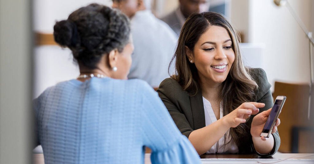Peut-on faire confiance à Hello Bank selon les avis des clients 1 clients discutant autour dun smartphone bancaire