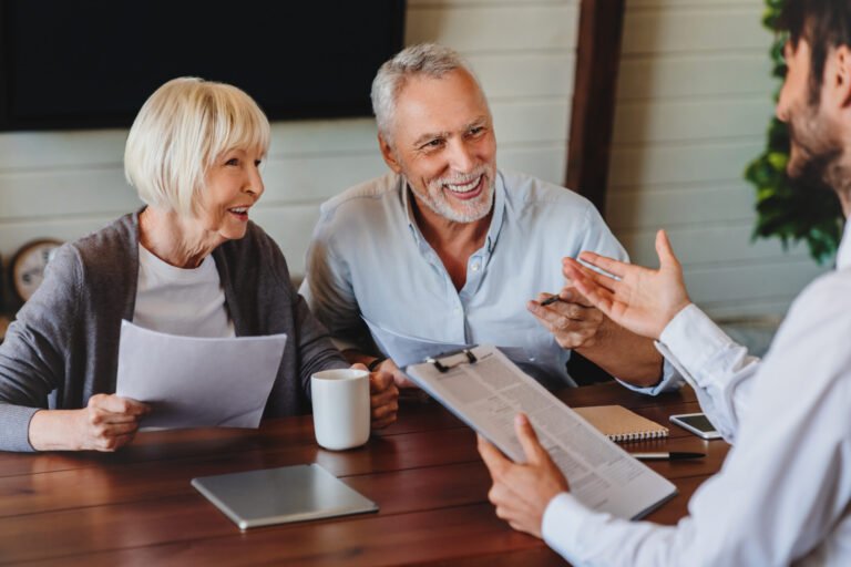 clients satisfaits discutant dassurance conviviale