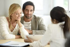 clients satisfaits discutant taux de pret bancaire