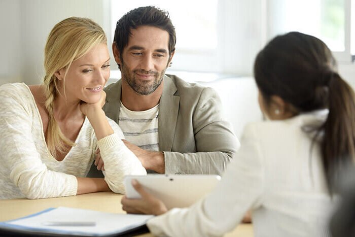 clients satisfaits discutant taux de pret bancaire