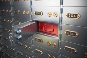 coffre fort bancaire securise ouvert avec objets precieux
