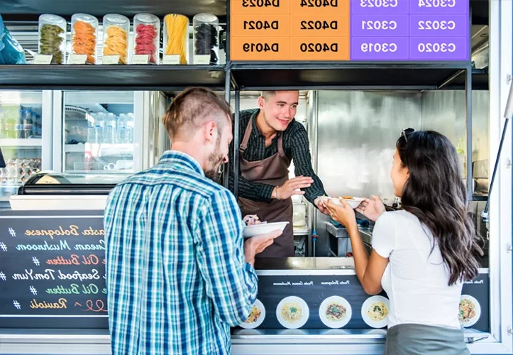 commercant recuperant ticket restaurant au comptoir