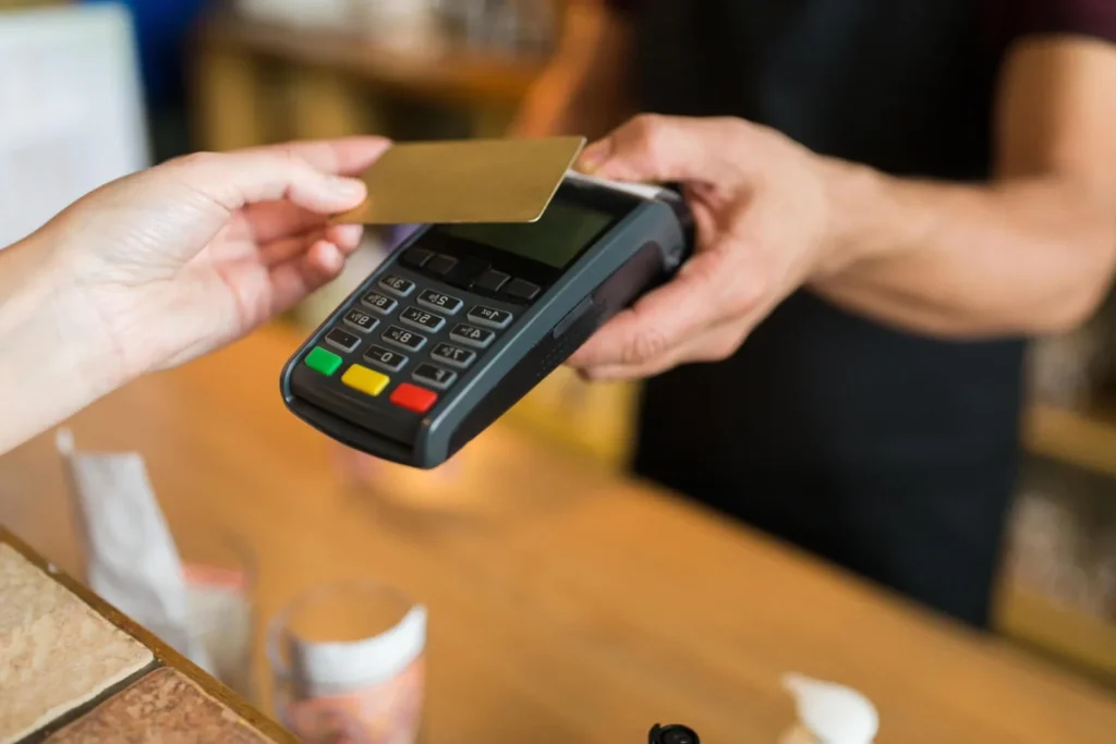 commercant utilisant terminal de paiement moderne