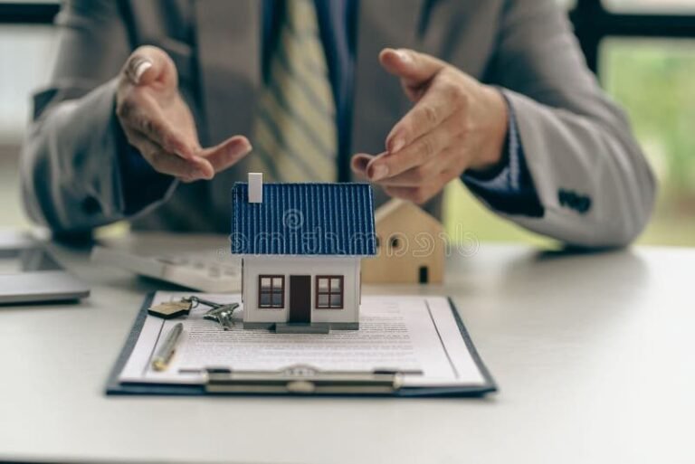 Comment Fonctionne Le Prêt Immobilier Proposé Par Hello Bank 43 conseiller bancaire expliquant un pret immobilier